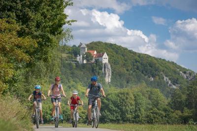 Family cycling in Altmhltal